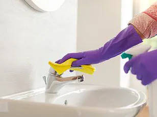 New Study Alarms: Smartphone Use on Toilet Linked to 46% Higher Hemorrhoid Risk