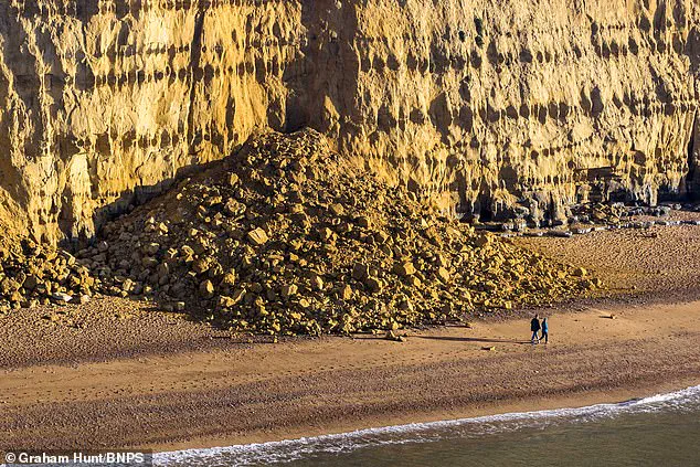 Massive Rockfall Shocks Jurassic Coast Community as Beachgoers Flee for Safety