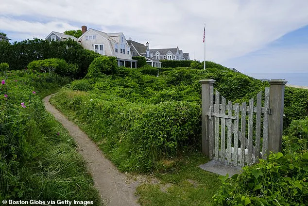 Nantucket Residents Clash Over Crowds and Privacy on Sconset Bluff Walk as Civic Association Proposes Access Restrictions