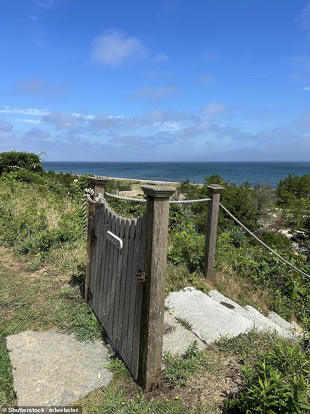 Nantucket Residents Clash Over Crowds and Privacy on Sconset Bluff Walk as Civic Association Proposes Access Restrictions