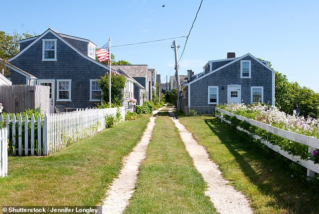 Nantucket Residents Clash Over Crowds and Privacy on Sconset Bluff Walk as Civic Association Proposes Access Restrictions