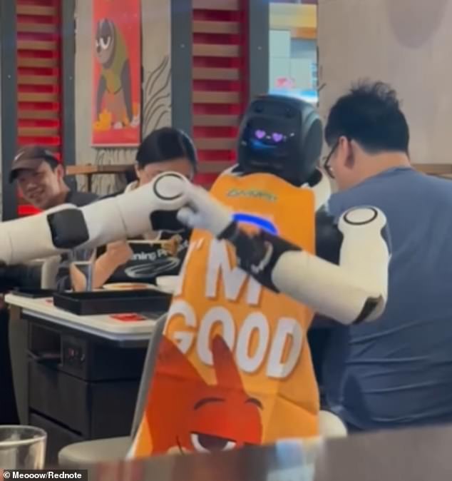 Humanoid Robot Causes Chaos at Haidilao Hotpot Restaurant in San Jose