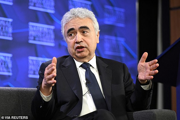 Escalating Standoff Over Strait of Hormuz Puts Global Economy at Risk, Echoes of 1970s Oil Shocks Loom