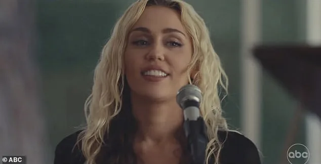 Kacey Musgraves Spots Mysterious UFOs During Flight, Calls It 'Craziest Experience