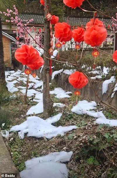 China's Cotton Wool 'Snow' Village Fails to Impress Tourists