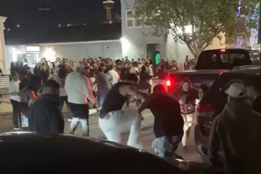 San Antonio Bar Strip Brawl: A Disturbing Video Shows a Crowd Engaging in Violent Fights, Raising Concerns About Public Safety