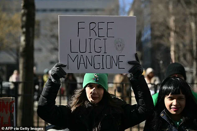 Supporters of Accused Killer Luigi Mangione Pack New York Courthouse