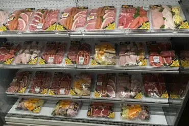 Australia's Meat Tray Raffle Tradition Sparks Controversy: A Cultural Divide Between Locals and Tourists