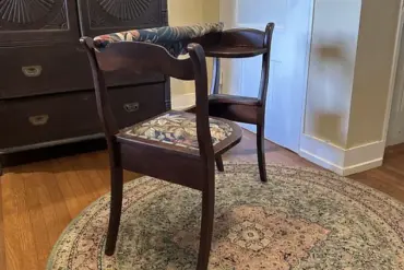 Mysterious Chair with Unusual Design Sparks Viral Speculation Online