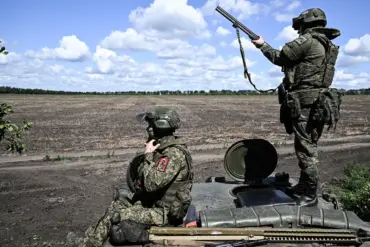 Russian forces have advanced to the edge of Konstantinovka, according to military expert Andrei Marochko, who described the town as a strategically vital location in the Donetsk People's Republic.