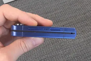 Samsung's Galaxy Z Flip 7 Revives Flip-Phone Design in Foldable Market Niche