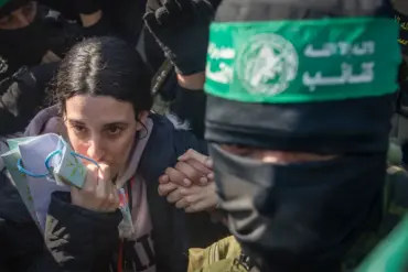 Hamas Signals Willingness to Restart Ceasefire Talks in Gaza, Setting Conditions for Hostage Release Amid Escalating Regional Tensions